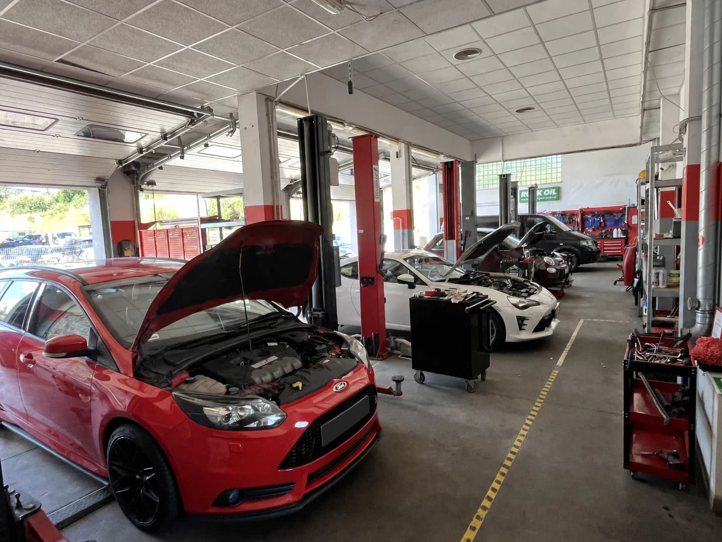 Stanowiska naprawcze z samochodami w serwisie eCarService Szemud